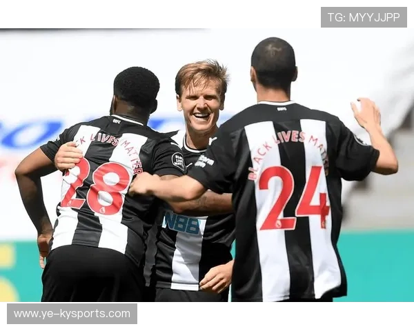 弗赖堡队在最近的比赛中表现出色，弗赖堡队主客场球衣